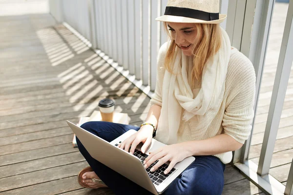 Mujer bonita joven usando el ordenador portátil — Foto de Stock