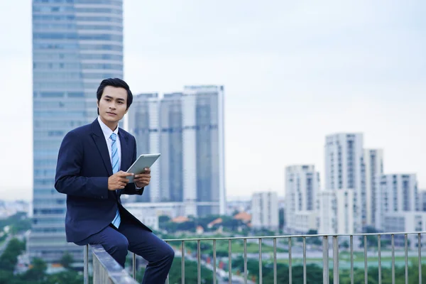 Bonito jovem empresário com tablet computador — Fotografia de Stock