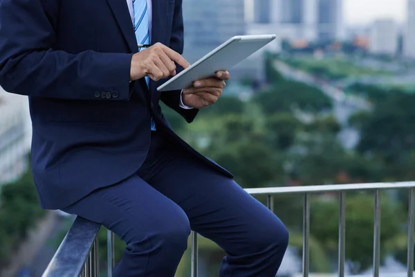 Affärsman med program i tablett — Stockfoto