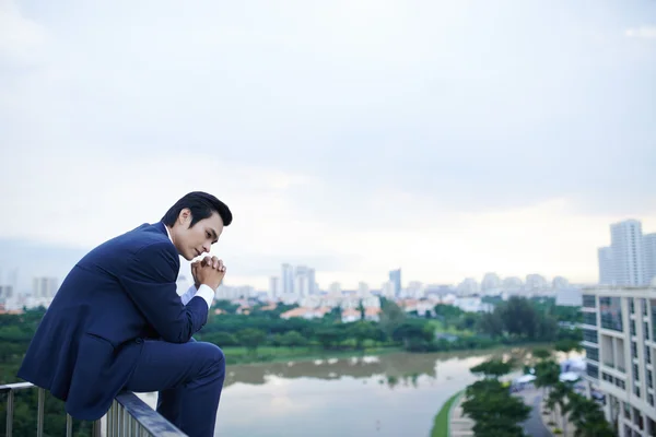 Desperat affärsman sitter — Stockfoto