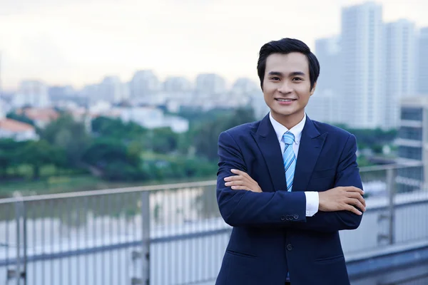 Selbstbewusster vietnamesischer Geschäftsmann — Stockfoto