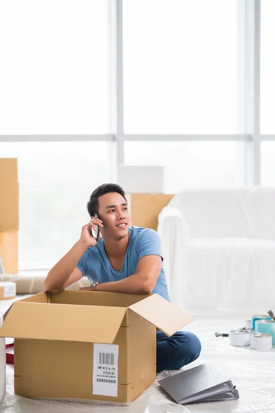 Asiatico uomo parlando su telefono — Foto Stock