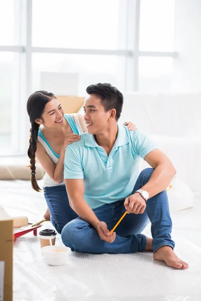 Jovem casal brincalhão na nova casa — Fotografia de Stock