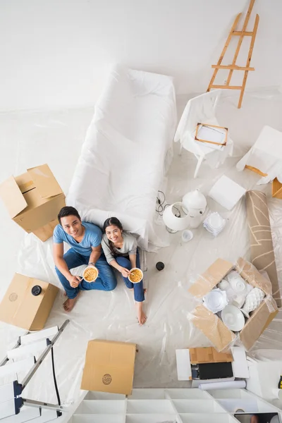 Casal em casa nova — Fotografia de Stock