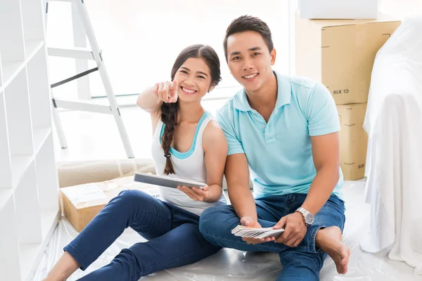 Couple souriant dans un nouvel appartement — Photo