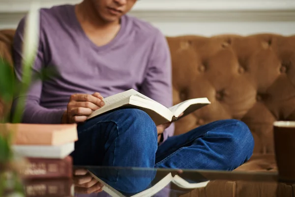 Manuale di lettura uomo a casa — Foto Stock