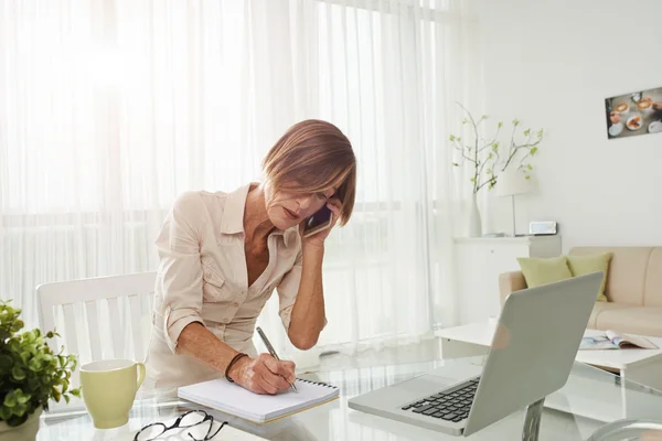 Business lady arbetar i hemmakontoret — Stockfoto