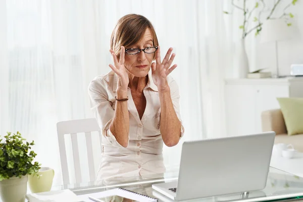 Senior woman at laptop — Stock Photo, Image