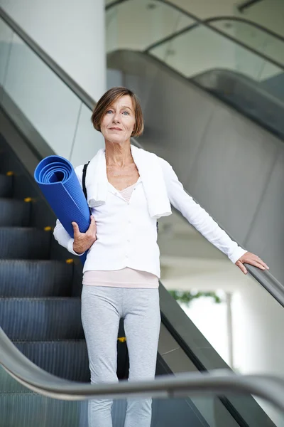 Zdravá žena s podložka na jógu — Stock fotografie