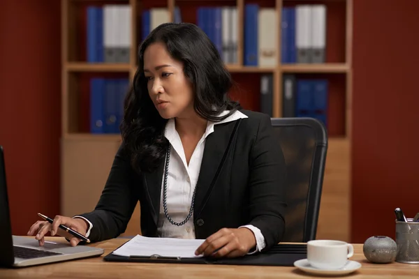 Zakelijke dame werken op de computer — Stockfoto