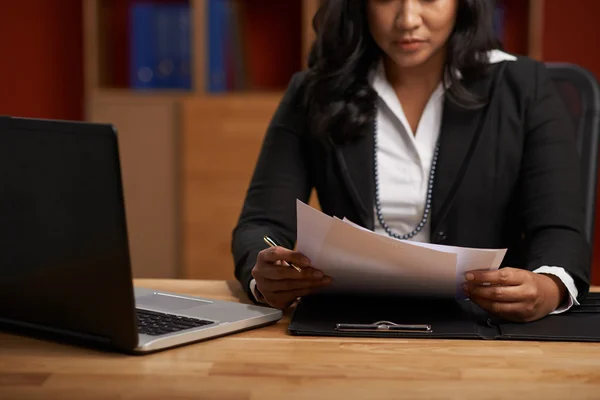 Business woman reading contract — Stock Photo, Image