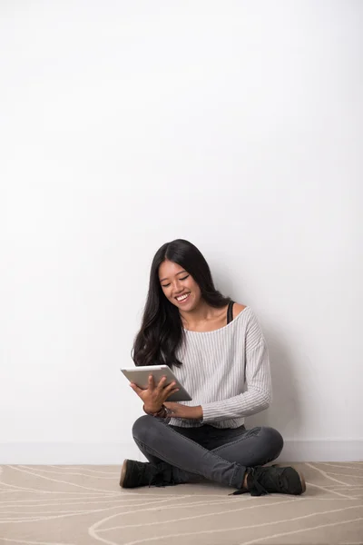 Donna sorridente utilizzando tablet computer — Foto Stock