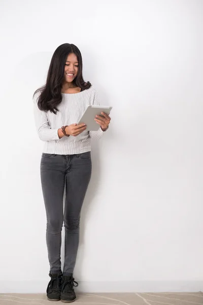 Mädchen mit digitalem Tablet — Stockfoto