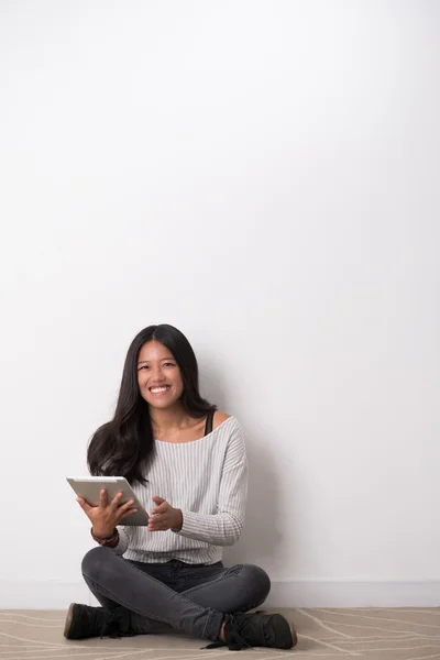 Ευτυχισμένος κολέγιο κορίτσι με ψηφιακή δισκίο — Φωτογραφία Αρχείου