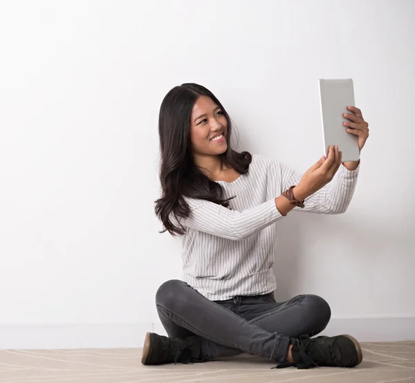 Menina asiática bonita levando selfie — Fotografia de Stock