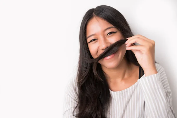 Mädchen macht Schnurrbärte mit Haaren — Stockfoto