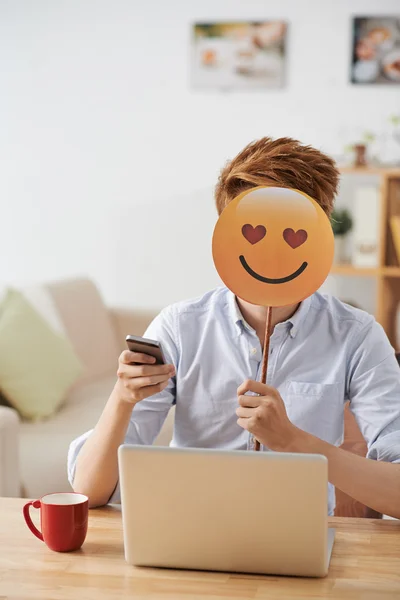 Seorang pria memegang hati emoji — Stok Foto