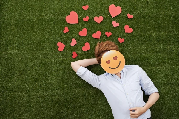 Man met hart ogen emoji — Stockfoto