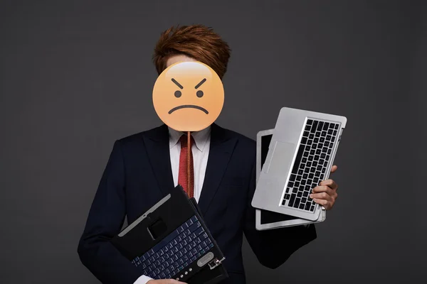 Geïrriteerde zakenman met laptops gebroken — Stockfoto