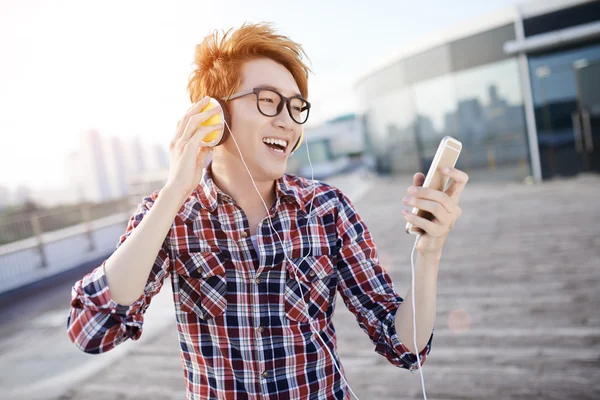 Homme appréciant la musique préférée — Photo