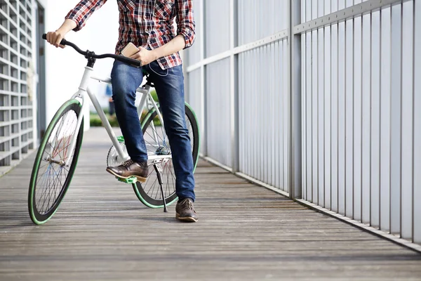 Chico montando bicicleta — Foto de Stock