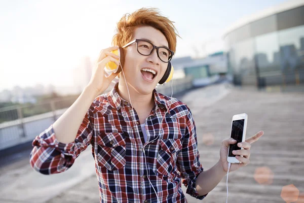 Guy dansen op muziek in hoofdtelefoon — Stockfoto