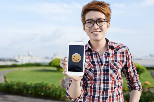 Vietnamita ragazzo mostrando sorridente emoji — Foto Stock