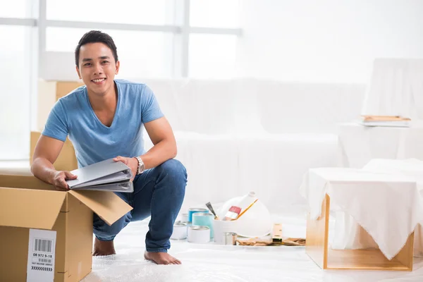 Vietnamese man getting his belongings — Stock Image Vietnamese man getting his belongings Royalty Free Stock Images