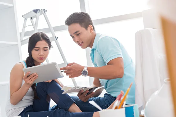 Married couple using digital tablet — Stock Image Married couple using digital tablet Stock Image