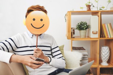 Adam holding gülümseyen emoji