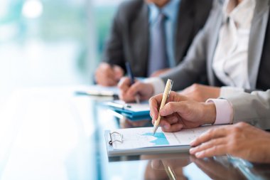 İş adamları finansal raporla çalışma