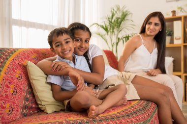 Kardeşi ve kızı koltukta oturan