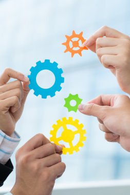 İnsanlar iş mekanizma parçaları olarak