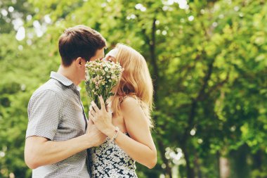 Öpüşen genç çift