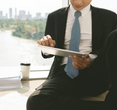 Dijital tablet üzerinde uygulama kullanarak iş adamı