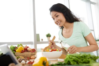 Salata yağı ekleyerek kadın