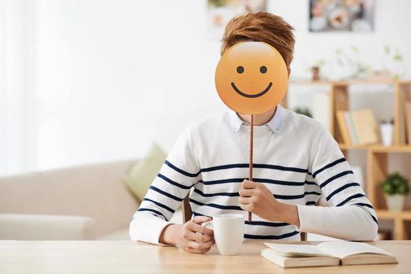 Hombre feliz disfrutando del café de la mañana — Foto de Stock