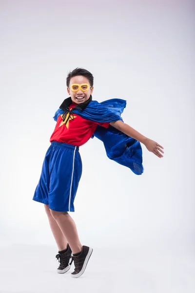 Menino alegre vestindo traje de super-herói — Fotografia de Stock