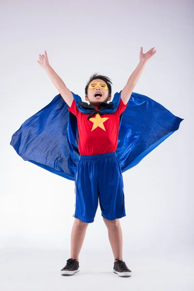 Aufgeregter vietnamesischer Junge im Superheldenkostüm — Stockfoto