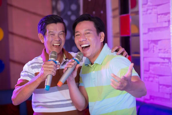 Asiatiska män njuter i karaoke — Stockfoto