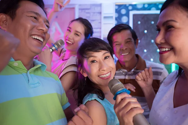 Asiático pessoas se divertindo no karaoke — Fotografia de Stock