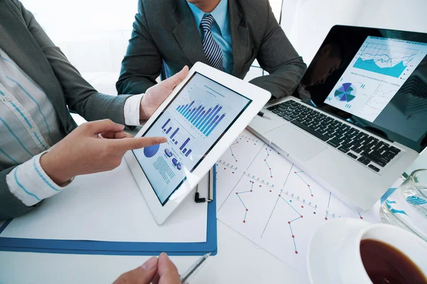 Groep van managers bespreken zakelijke grafieken — Stockfoto