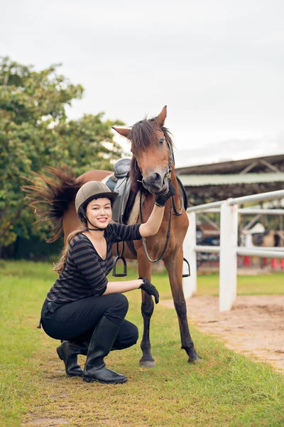 Jeune équestre et son poney — Photo