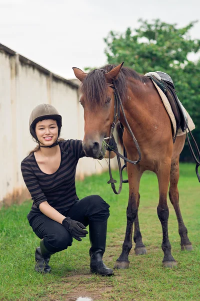 Schönes Mädchen posiert mit Pferd — Stockfoto