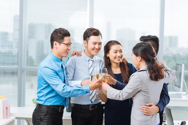 Geschäftsleute stoßen auf den Erfolg an — Stockfoto