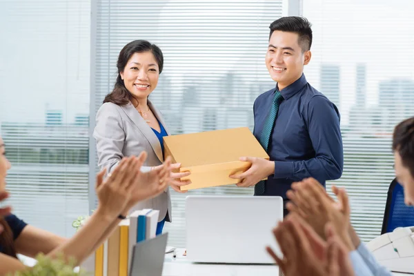 Mujer dando regalo al mejor empleado — Foto de Stock