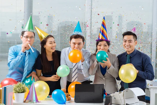 Colleghi d'affari che festeggiano in carica — Foto Stock