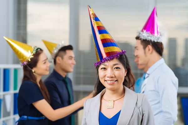 Bonita senhora de negócios em chapéu de festa — Fotografia de Stock