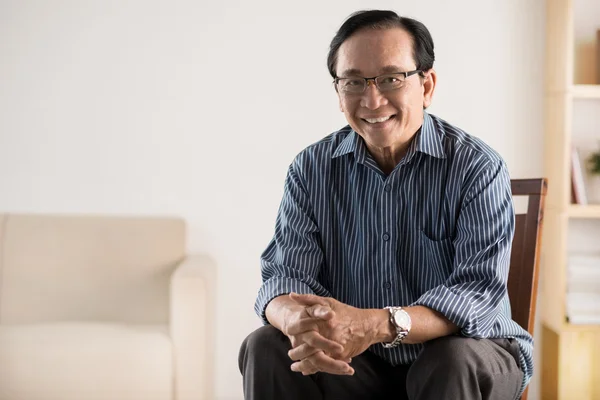 gülümseyen yaşlı adam