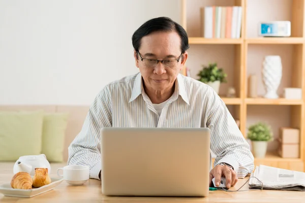 Vietnamese man using laptop — Stock Photo, Image